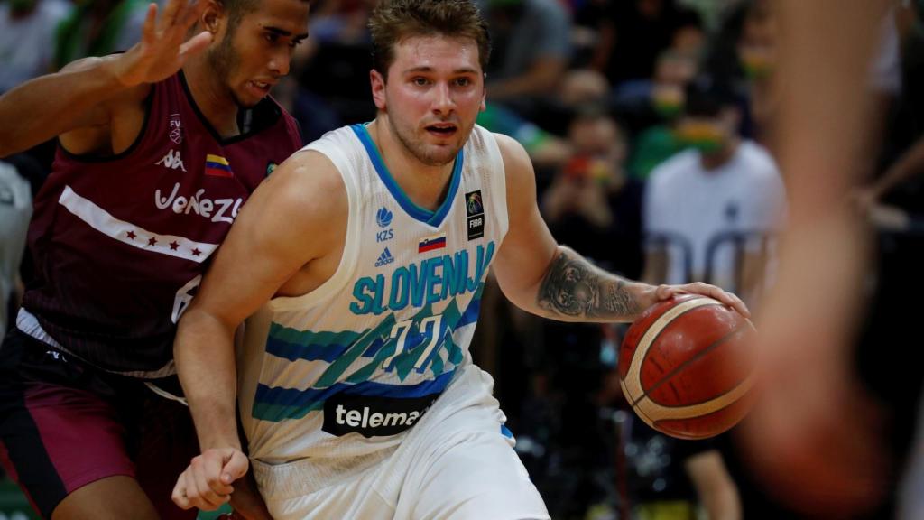 Doncic realiza una entrada a canasta con Eslovenia