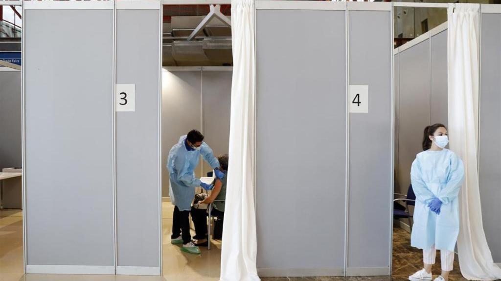 Enfermeros vacunan en otro de los vacunódromos de Málaga.