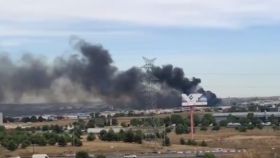 La columna de humo provocada por el incendio en el Polígono Prado Overa (Leganés)