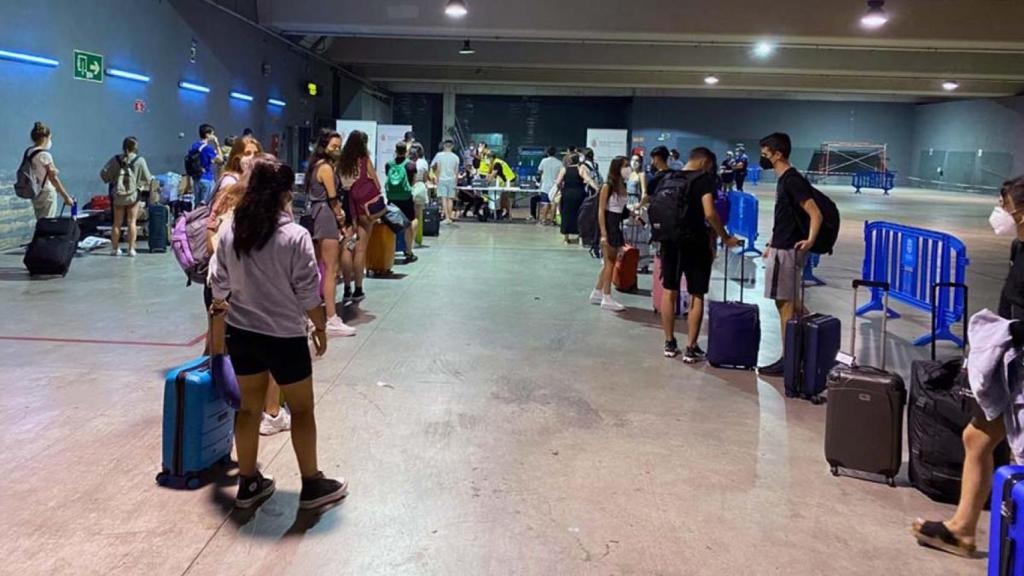 Cribado en la estación de autobuses de Pamplona a jóvenes navarros que llegan desde zonas de costa, en especial de Salou, para detectar posibles casos de coronavirus.