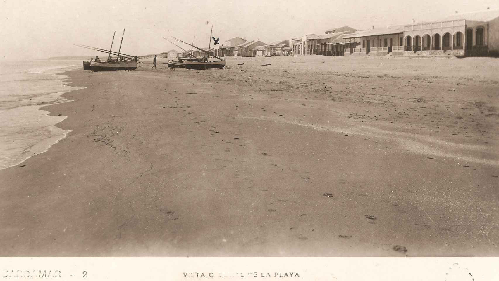 Imagen de litoral de Guardamar tras las construcción de las Casas de Babilonia en los años 30 del siglo XX.