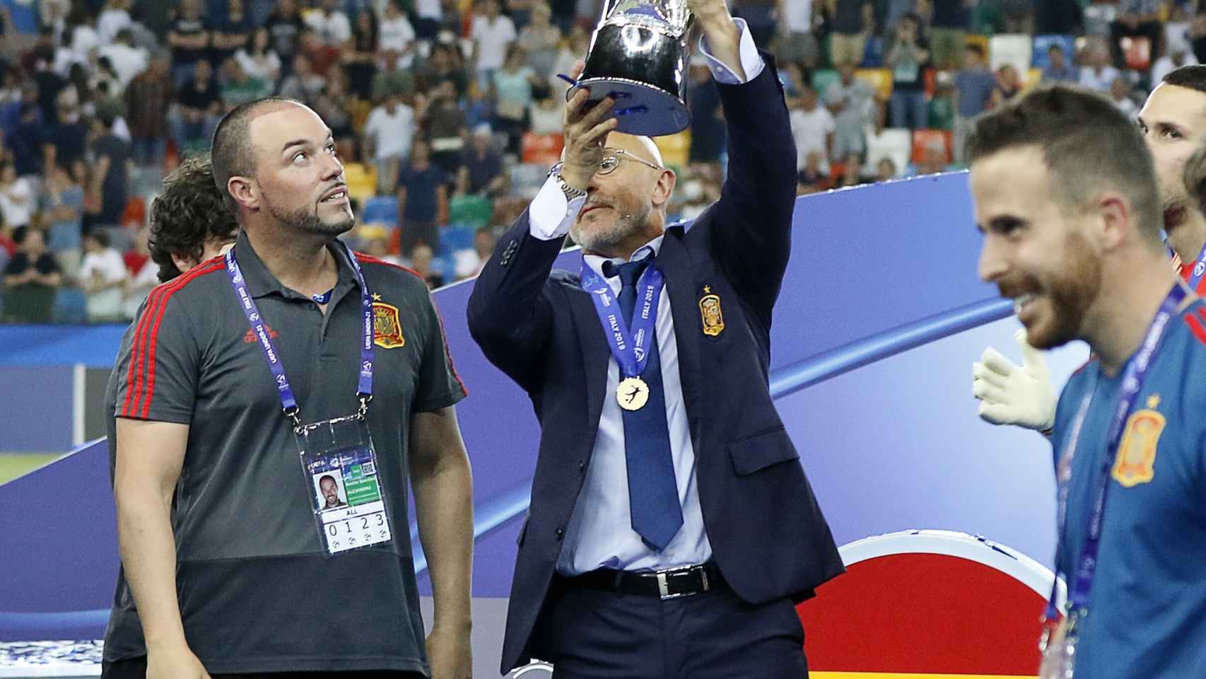 Luis de la Fuente, levantando el trofeo del Europeo sub21 de 2019