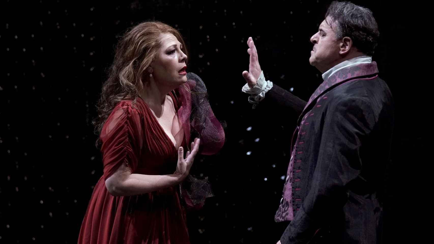 Sondra Radvanovsky (Floria Tosca) y Carlos Álvarez (Barón Scarpia), en el ensayo de Tosca en el Teatro Real.