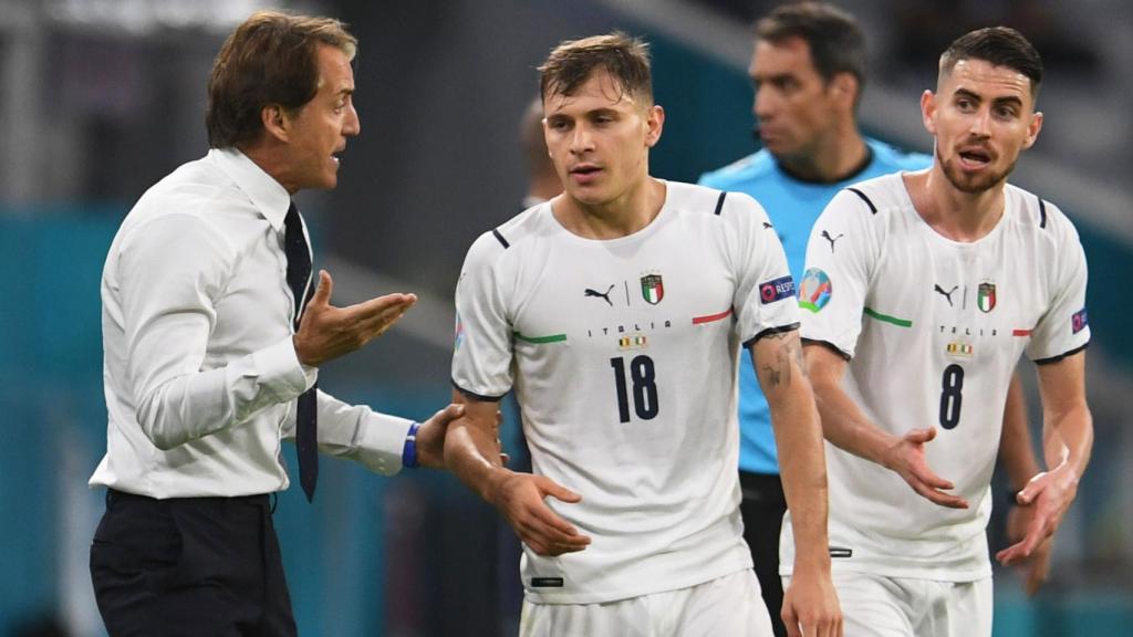 Roberto Mancini da indicaciones a Nicoló Barella