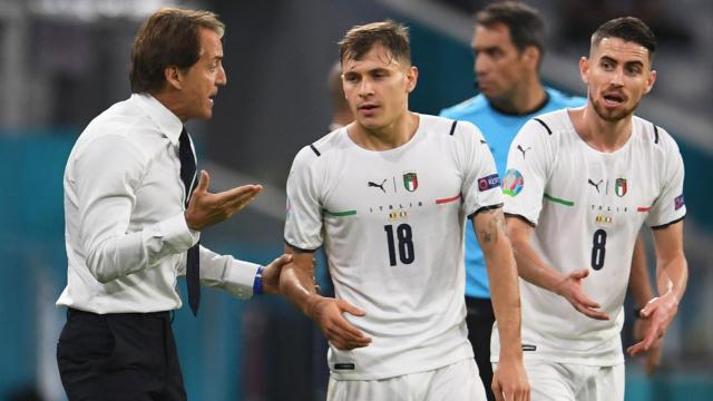 Roberto Mancini da indicaciones a Nicoló Barella