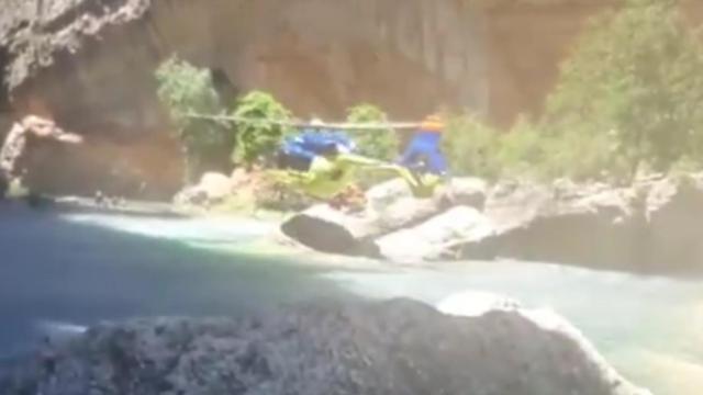 El helicóptero del Sescam ha tenido que aterrizar en una zona de difícil acceso