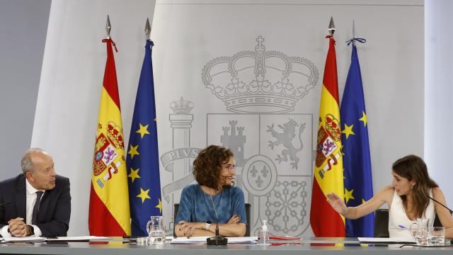 Juan Carlos Campo, María Jesús Montero e Irene Montero, en la rueda de prensa de Moncloa, posterior al Consejo de Ministros.