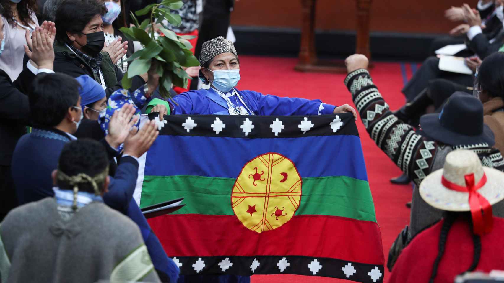 La presidenta de la Convención Constitucional, Elisa Loncón, sostiene la bandera mapuche .