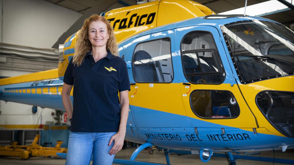 Irene Rivera es jefa de patrulla de los helicópteros de la DGT en Málaga.