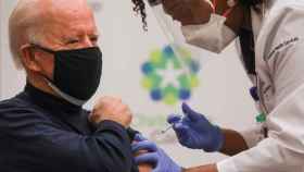 Joe Biden recibiendo la vacuna contra la Covid-19.