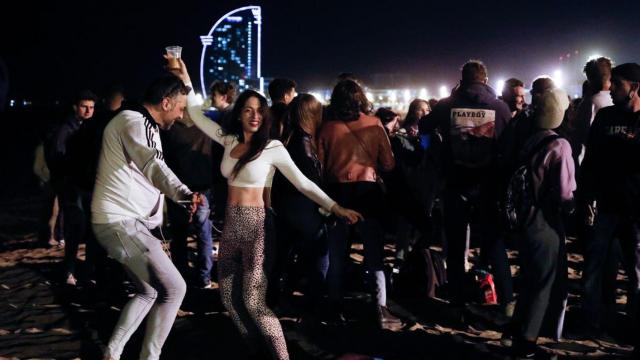 Una fiesta en la playa de la Barceloneta en junio.