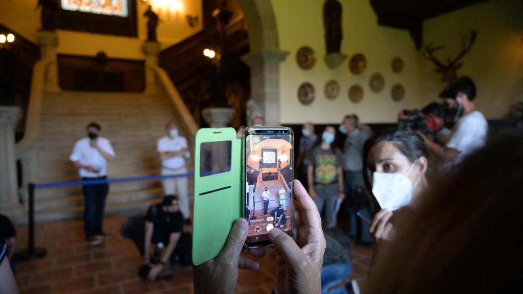 Colectivos de memoria histórica y víctimas del franquismo visitan el Pazo de Meirás.