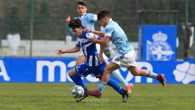 El juvenil David Mella durante un lance del partido entre Deportivo y Celta