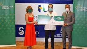 El Hospital de Guadalajara recibe 4.000 euros de Eurocaja Rural por un proyecto de investigación clínica frente al COVID