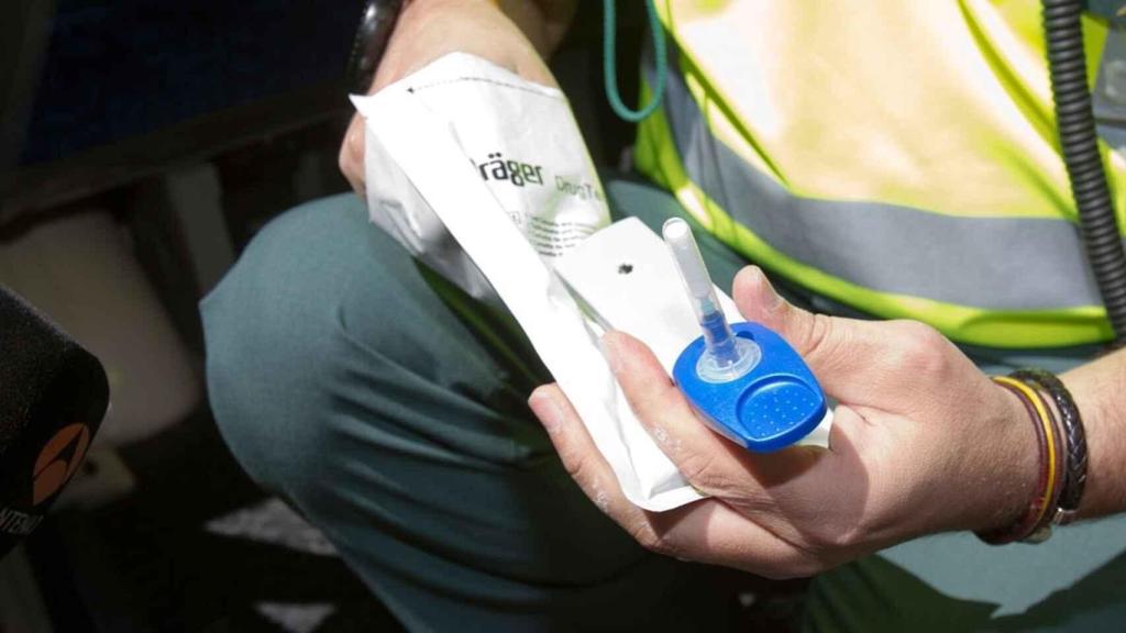 Un guardia civil realizando un test de drogas.