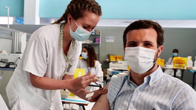 El líder del PP, Pablo Casado, se vacuna contra la Covid en el Zendal.