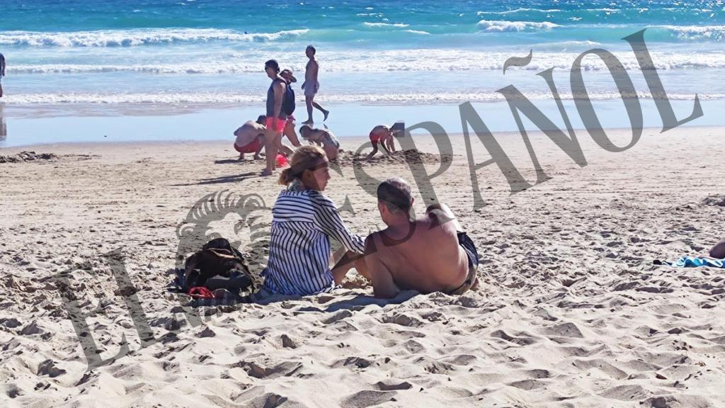 La presidenta del Congreso y el ministro de Justicia en la playa de Atlanterra.