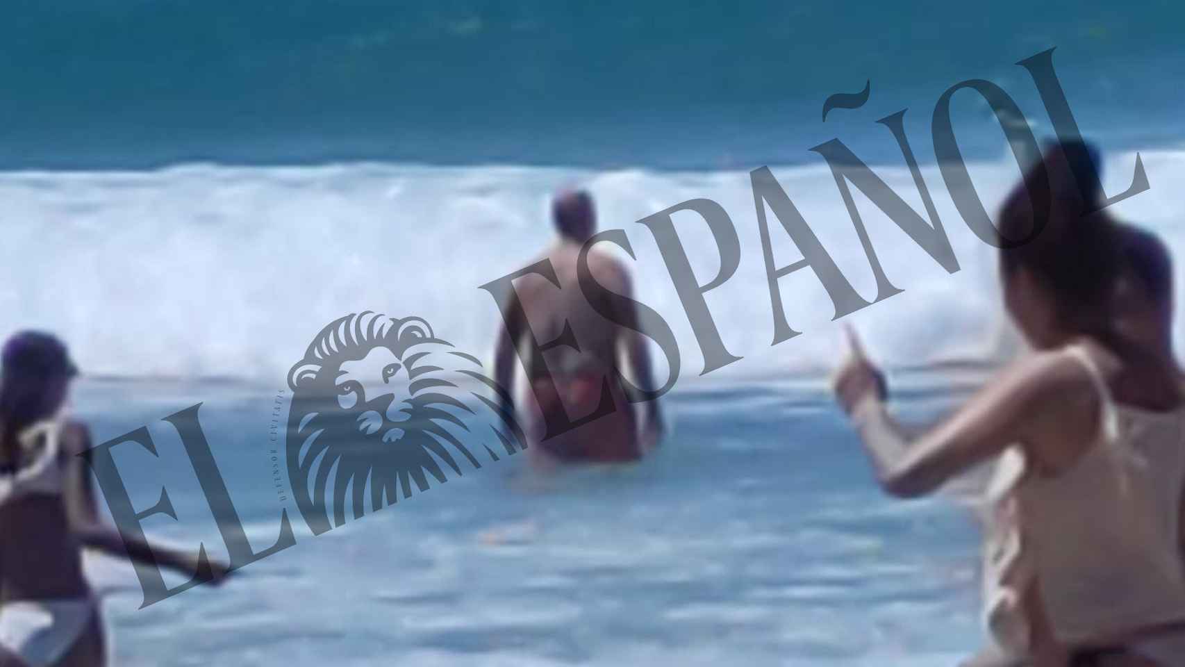 Juan Carlos Campo disfrutando de un baño en el mar.