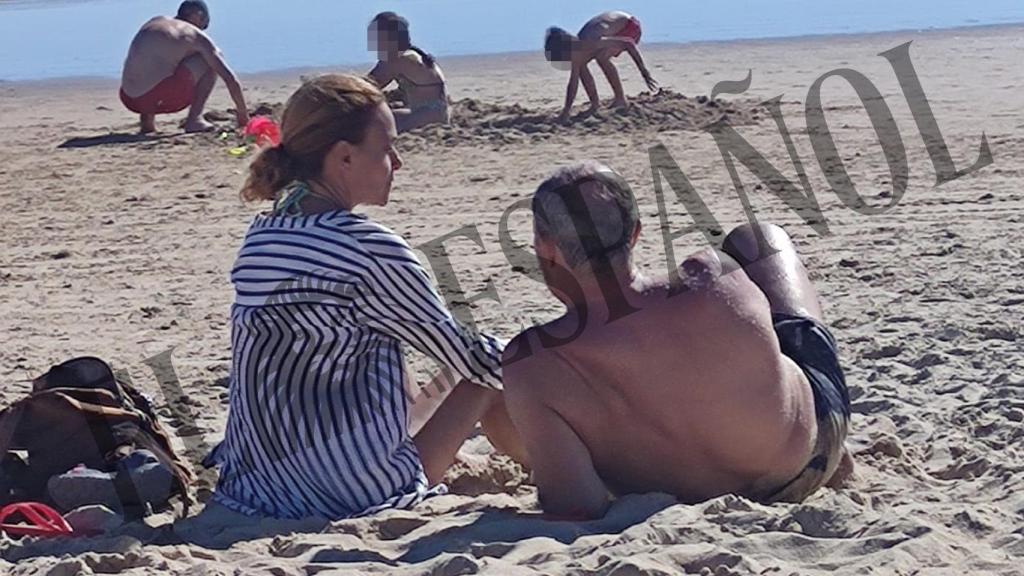 Batet y Campo conversan mientras toman el sol en Cádiz.