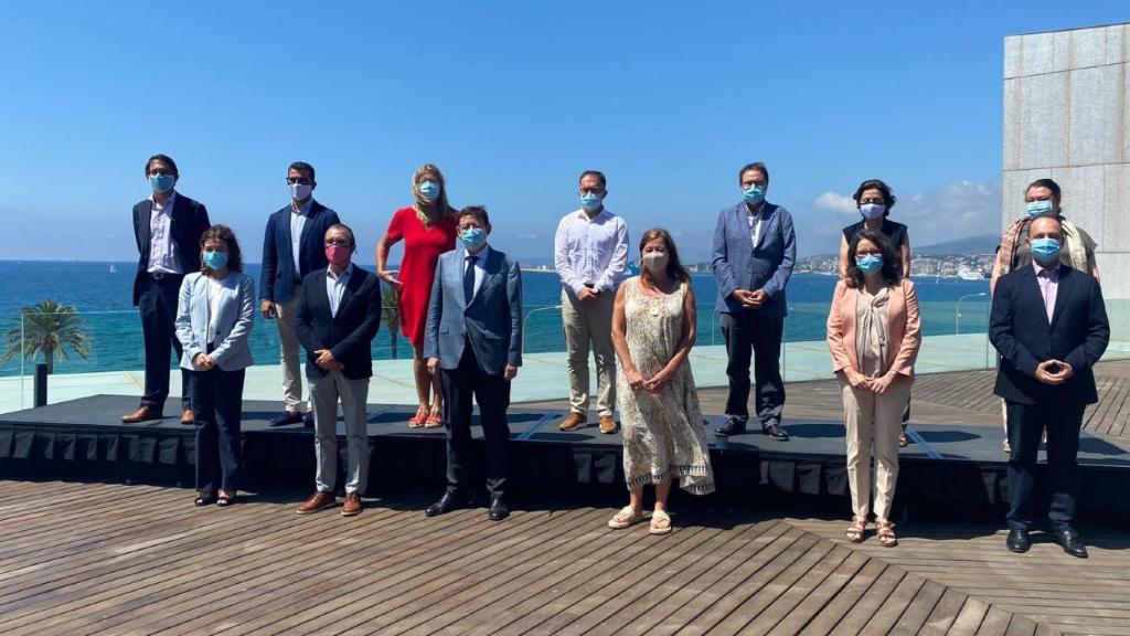 Participantes en la cumbre entre los gobiernos valenciano y balear. EE