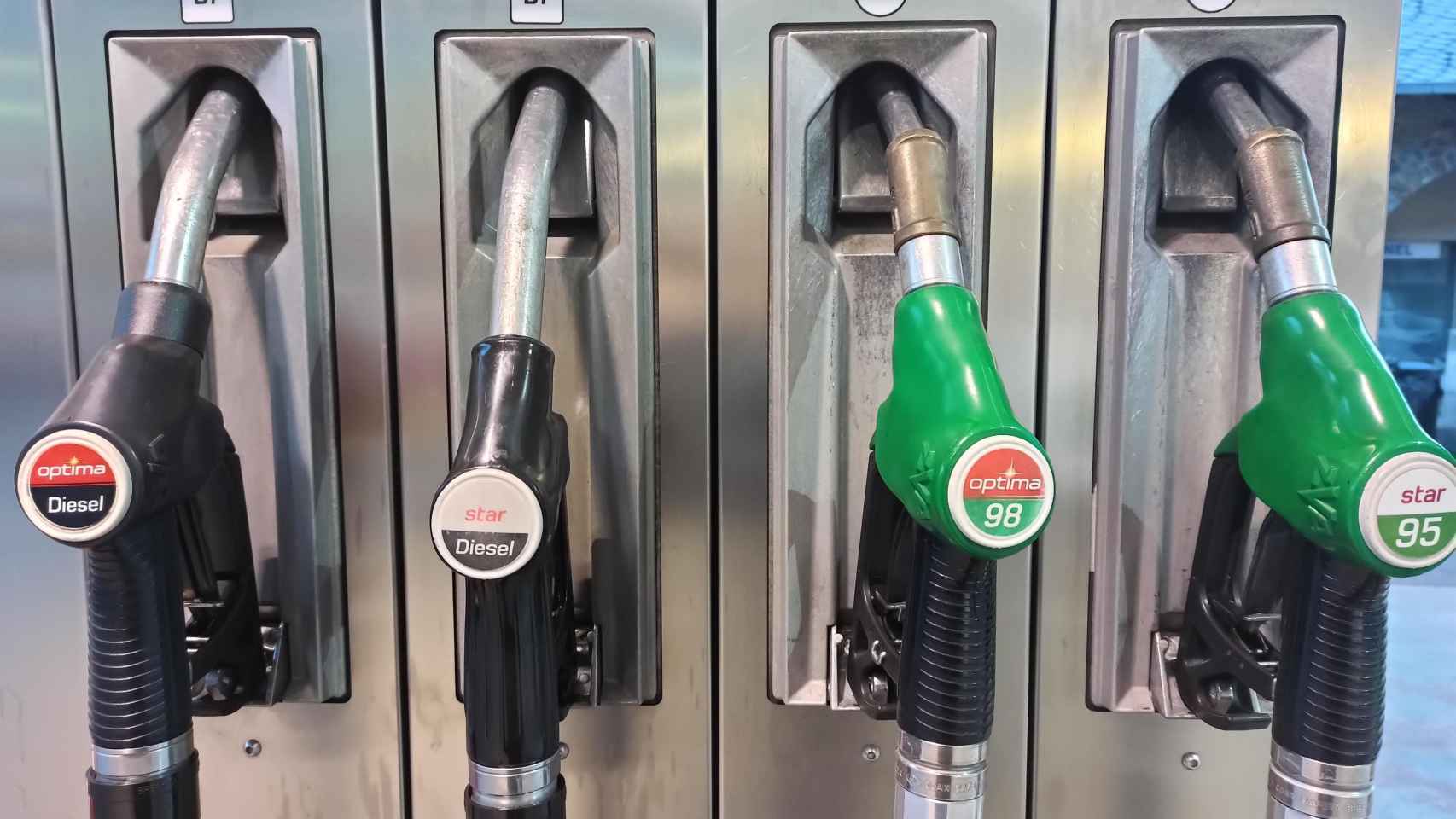 El precio medio del litro de gasolina se ha encarecido en 2021 un 14% y el de diésel un 13,5%.