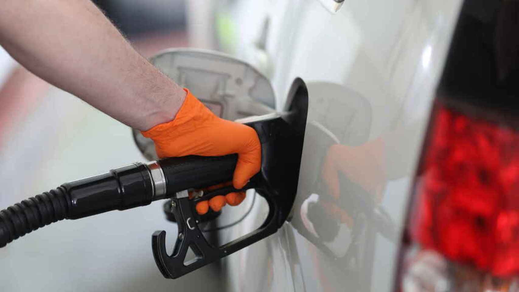 Con una buena elección de gasolinera, los consumidores se pueden ahorrar hasta 250 euros anuales en combustible.