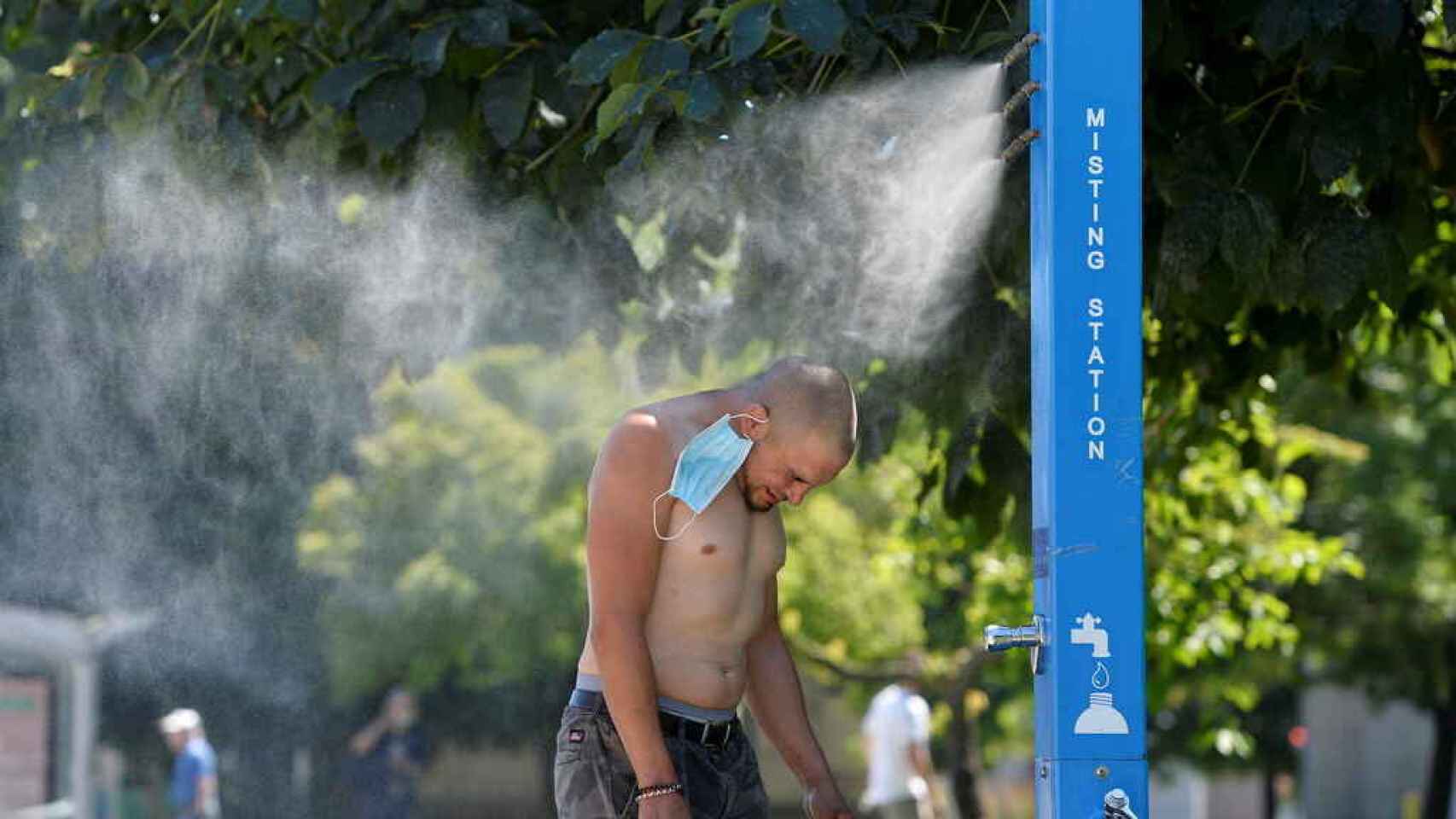 Un joven se refresca en plena ola de calor en Canadá.