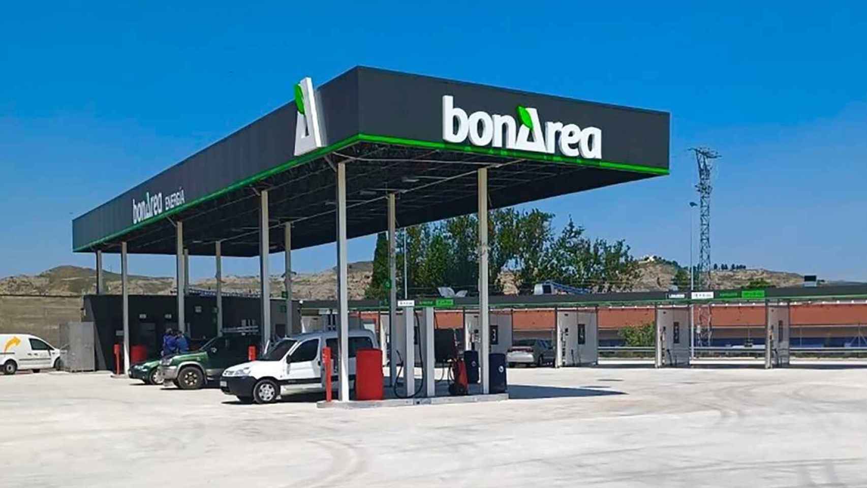 Una gasolinera del supermercado BonÀrea, la cadena más barata de España.