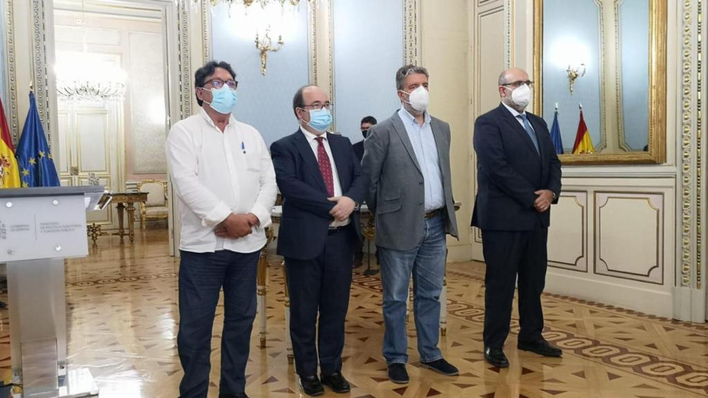 Los representantes de los sindicatos y el ministro Miquel Iceta, tras la firma del acuerdo.