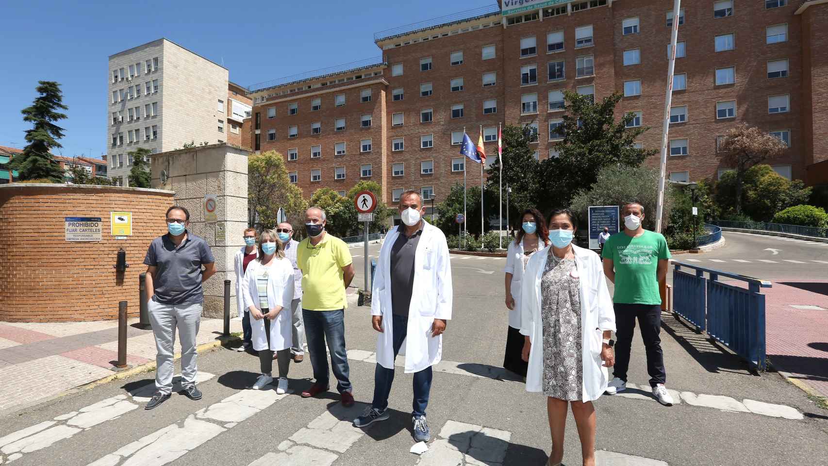 Sanitarios protestando por la saturación en las Urgencias del Virgen de la Salud