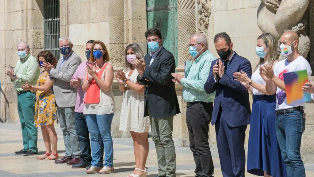 La corporación municipal protesta en Alicante por el asesinato de Samuel.