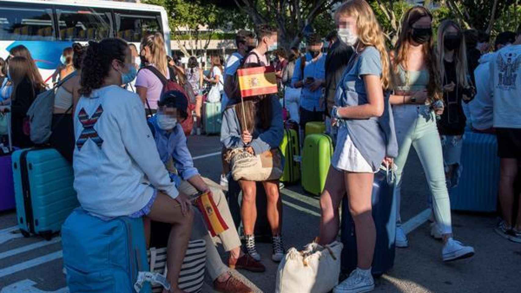 Varios estudiantes, que se encontraban en cuarentena por el macrobrote de covid-19, aguardan a su llegada a la estación marítima para embarcar en el barco burbuja hacia Valencia, este jueves, en Palma de Mallorca.