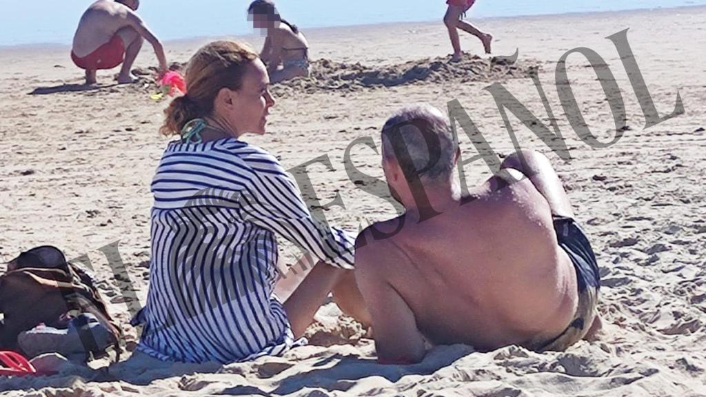 Meritxell Batet y Juan Carlos Campo en la playa de Atlanterra, en Cádiz.