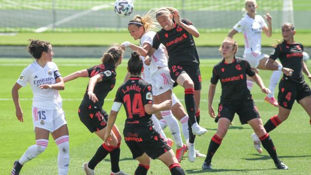 Kosovare Asllani y Ceci Marcos pelean por un balón aéreo durante un Real Madrid - Real Sociedad