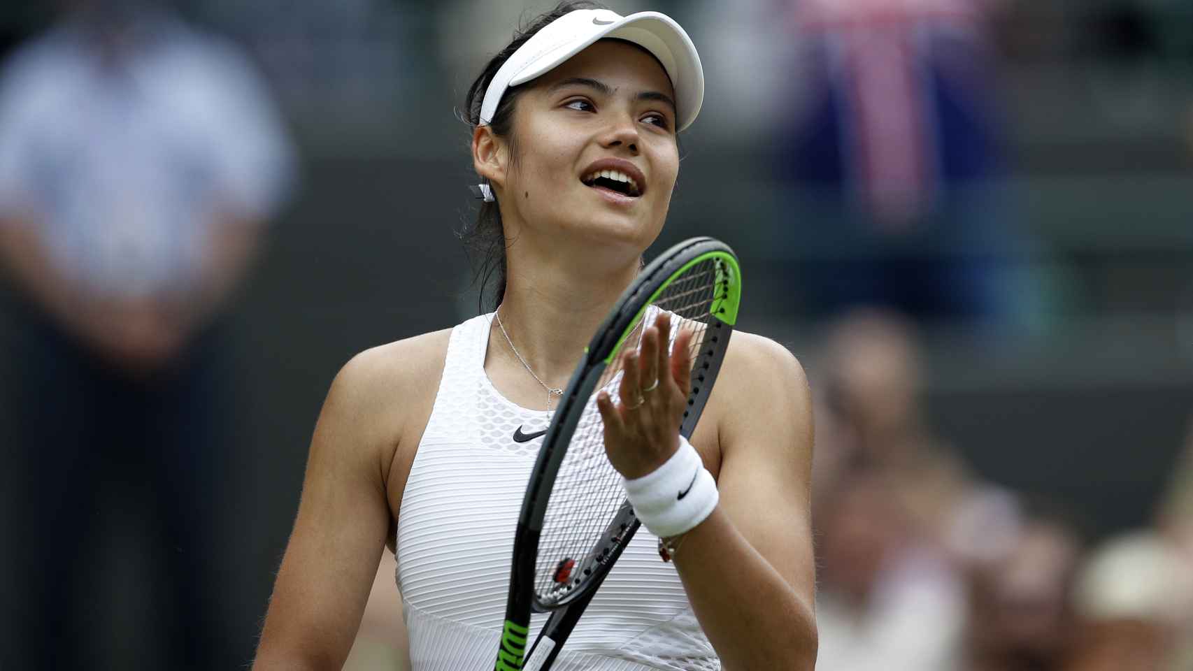 Emma Raducanu celebra una victoria en Wimbledon