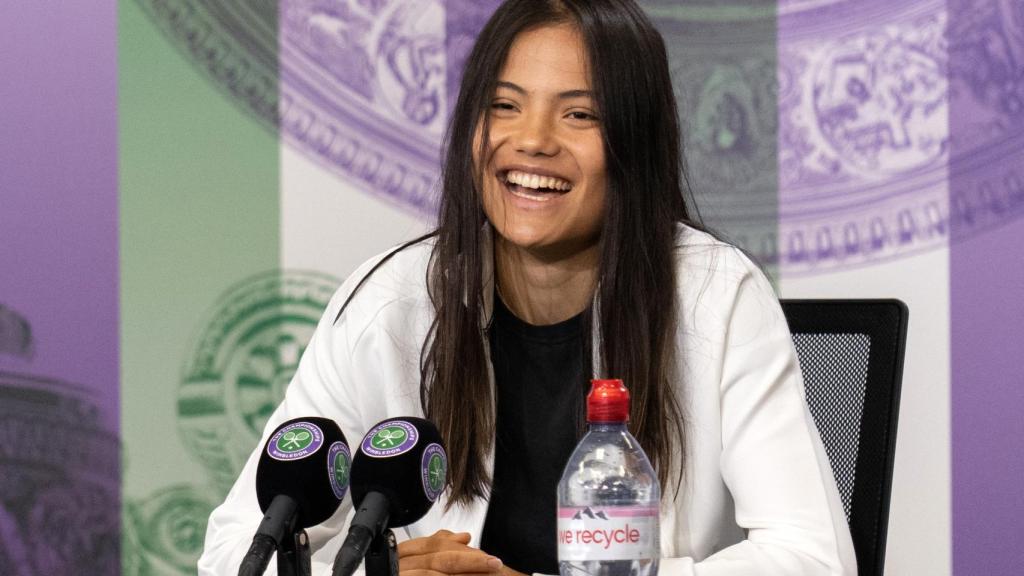 Emma Raducanu en una rueda de prensa en Wimbledon