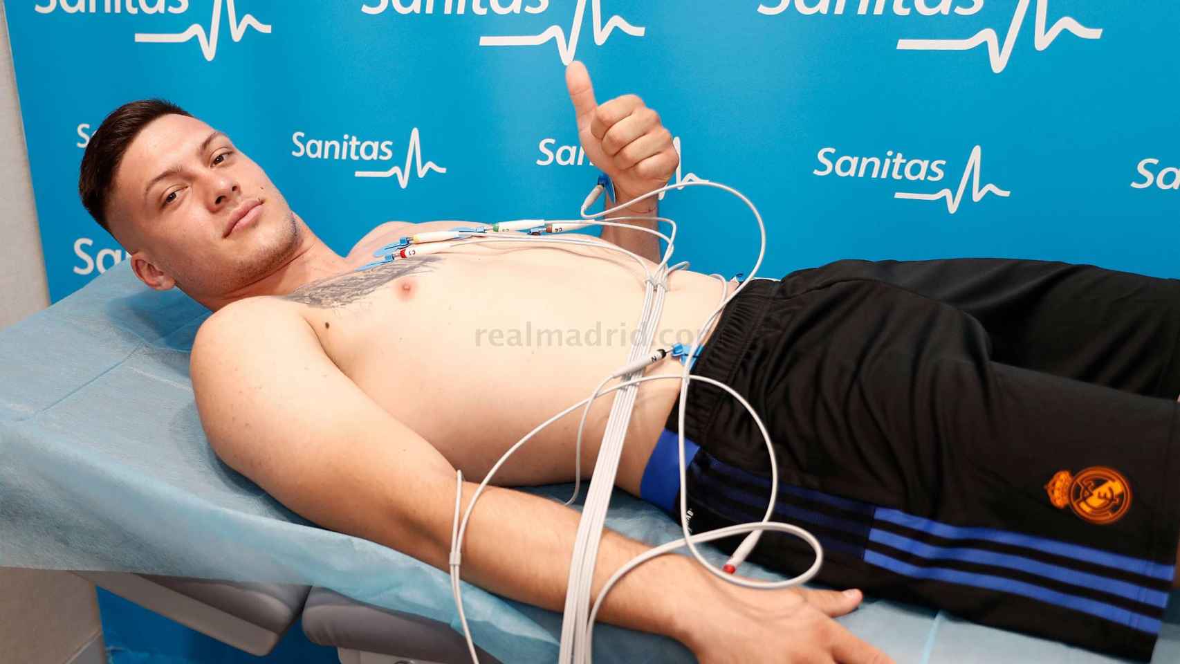 Luka Jovic, pasando el reconocimiento médico
