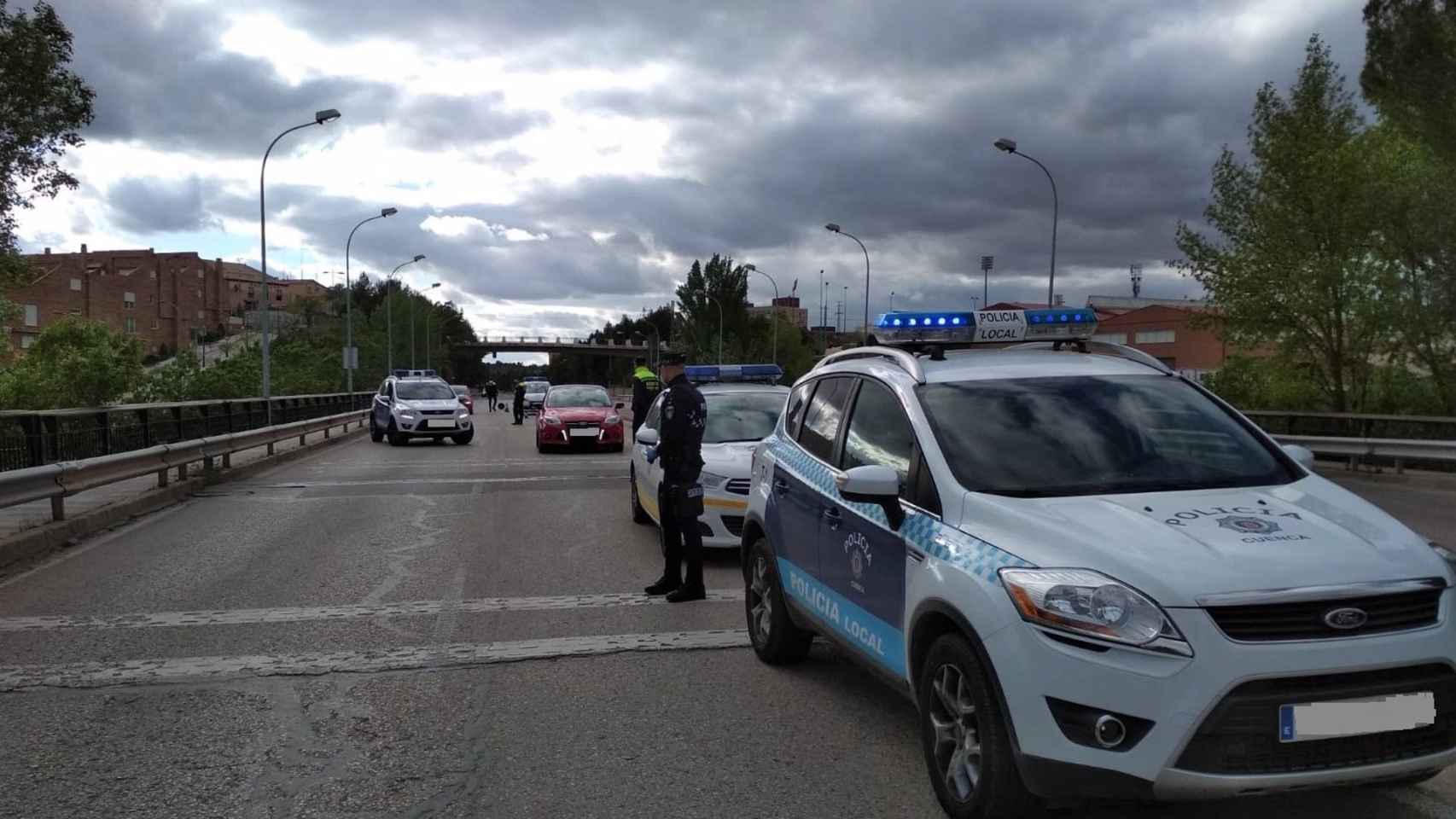 Varios coches de la Policía Local de Cuenca durante un control