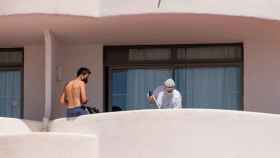 Un joven observa cómo limpian su habitación en un hotel de Mallorca.