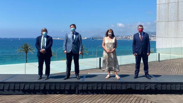 Ximo Puig y Francina Armengol, en el centro, junto a los presidentes de los parlamentos balear y valenciano. EE