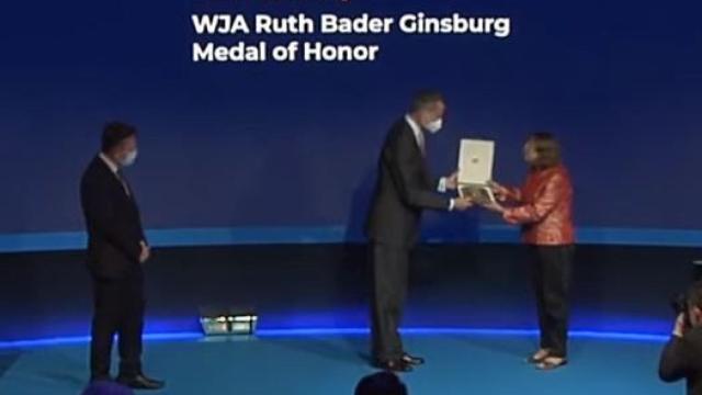 Felipe VI entrega una placa a Jane Ginsburg en presencia de Javier Cremades./