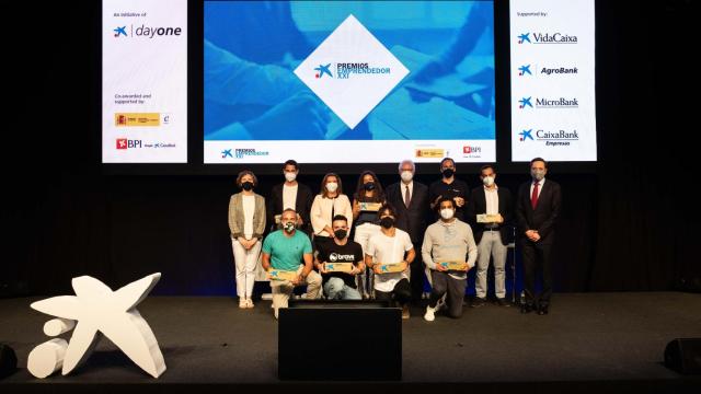 Foto de familia con los ganadores de los Premios EmprendedorXXI