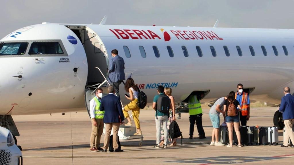 Avión de Air Nostrum que trasladó la expedición valenciana a la cumbre de Palma. EE