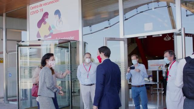 Ana Botín durante su visita a las instalaciones donde se está vacunando.