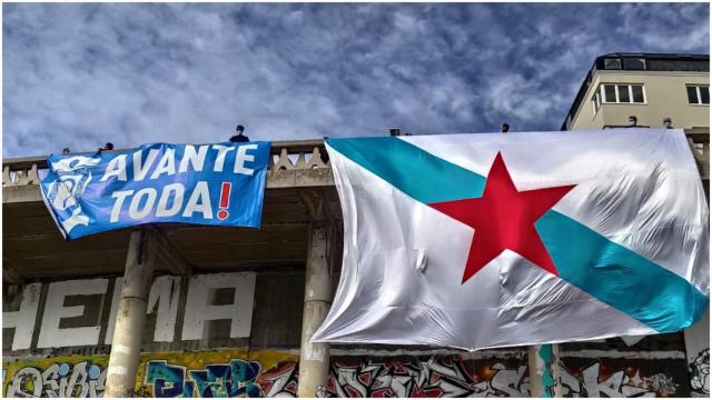 La bandera desplegada en A Coruña durante la regata.