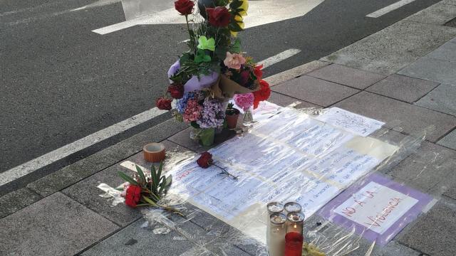 Flores en el lugar del suceso en el Paseo Marítimo