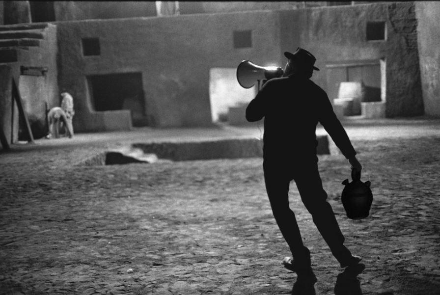 Federico Fellini en un momento del rodaje del “Botirijón”, película inédita previa al Satyricon (1969), por Ube via Flickr