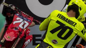 Rubén Fernández con su moto durante el MXGP de Italia