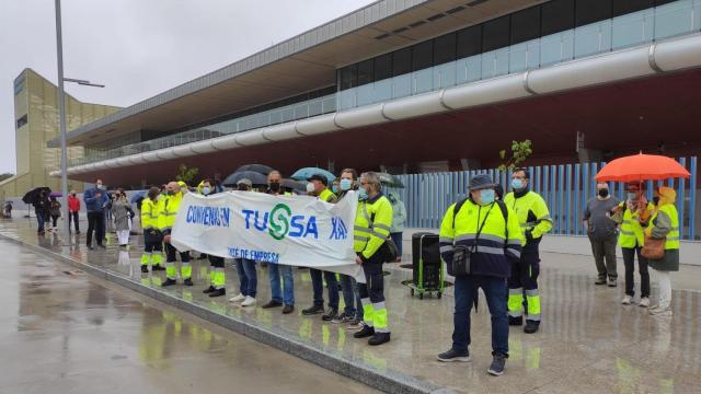 Trabajadores de Tussa se concentran ante la intermodal de Santiago de Compostela, en imagen de archivo