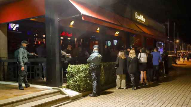 Dos agentes de Guardia Civil en un de los local de ocio nocturno del Puerto de Sanxenxo el pasado 3 de julio.